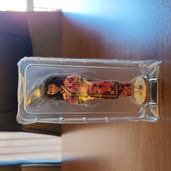 Hallmark Dolls of the World Chinese Barbie ornament 1997, in box. - Picture 3 of 6